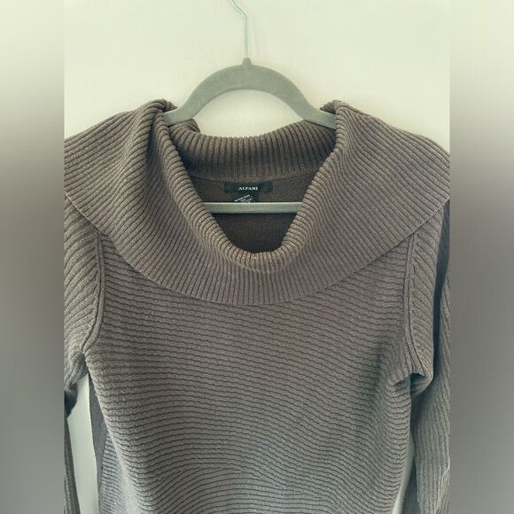 Alfani Sweater gray with gold size medium - Picture 2 of 6